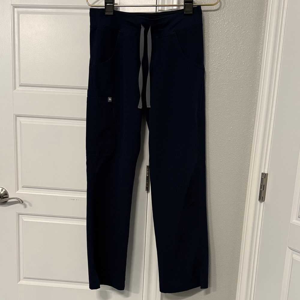 Figs Women's navy Kade petite cargo scrub pants